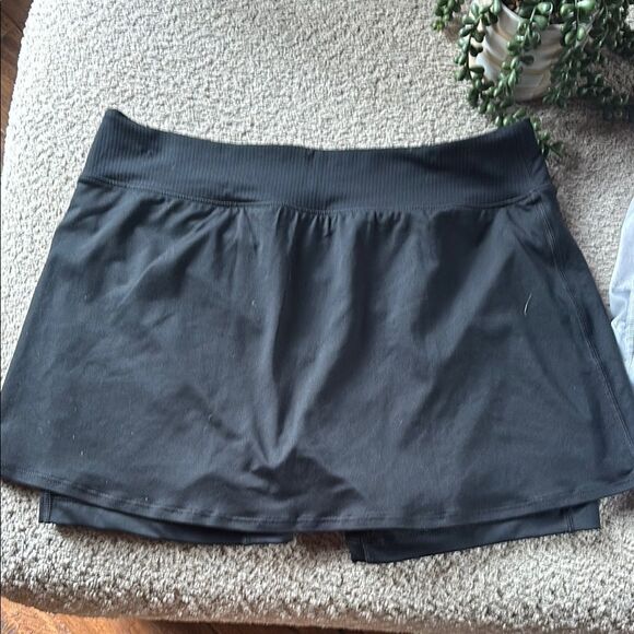 Nike Black and White Skorts Set - Picture 8 of 13